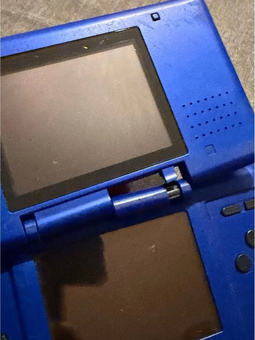 4 broken Nintendo Handhelds